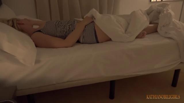 Спящая блондинка в спальне получает от молодого друга вагинальный секс